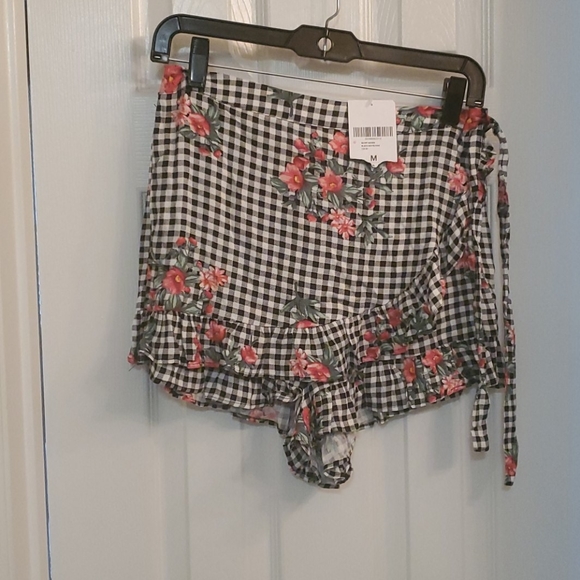 Forever 21 Pants - Forever 21 ruffled shorts